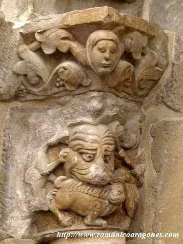 CAPITELES DEL VENTANAL A NUESTRA DERECHA, DESDE EL INTERIOR DEL CEMENTERIO